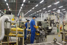 Công nhân làm việc trong ngày đầu thực hiện nới lỏng giãn cách xã hội tại Khu Công nghiệp Linh Trung 1. (Ảnh: Hồng Pha/TTXVN)