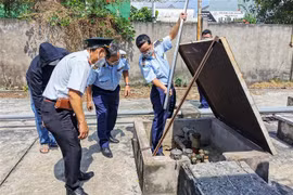 Cán bộ Cục Quản lý thị trường, Thanh tra Sở Công Thương thành phố Cần Thơ mở bồn chứa xăng Ron 95 của cửa hàng xăng dầu thuộc Công ty cổ phần Taxi Mekong ngày 15/3. (Ảnh: Thanh Liêm/TTXVN)