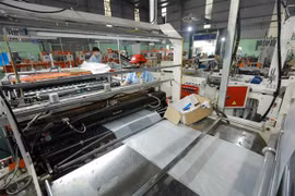 Dây chuyền sản xuất túi nhựa xuất khẩu tại nhà máy của Công ty Cổ phần HAPLAST. (Ảnh: Vũ Sinh/TTTXVN)