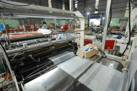 Dây chuyền sản xuất túi nhựa xuất khẩu tại nhà máy của Công ty Cổ phần HAPLAST. (Ảnh: Vũ Sinh/TTTXVN)