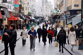 Người dân đeo khẩu trang phòng dịch COVID-19 tại Paris, Pháp. (Ảnh: AFP/TTXVN)