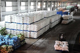 Vận chuyển phân bón xuất khẩu tại Công ty cổ phần phân bón dầu khí Cà Mau. (Ảnh: Huỳnh Anh/TTXVN)