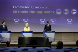 Chủ tịch Ủy ban châu Âu Ursula von der Leyen (giữa) trong cuộc họp báo với Uỷ viên phụ trách việc mở rộng Liên minh châu Âu Oliver Varhelyi (phải) cùng phát ngôn viên EU Eric Mamer về việc cấp quy chế ứng cử viên cho Ukraine, tại Brussel (Bỉ), ngày 17/6/2