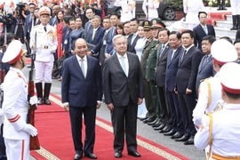Chủ tịch nước Nguyễn Xuân Phúc với Tổng Thư ký Liên hợp quốc António Guterres tại lễ đón. (Ảnh: Lâm Khánh/TTXVN)