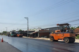 Thi công tuyến đường ĐT.784 đi qua địa phận huyện Dương Minh Châu, tỉnh Tây Ninh. (Ảnh: Thanh Tân/TTXVN)