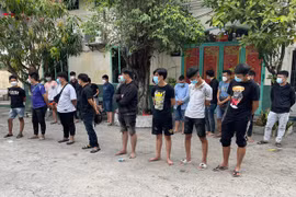 Nhóm "quái xế" bị đưa về trụ sở CSGT làm việc. (Nguồn: tienphong.vn)