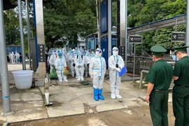 Các công dân được Đồn Biên phòng Cửa khẩu Sóc Giang tiếp nhận từ phía Trung Quốc trao trả. (Ảnh: TTXVN phát)