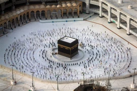 Các tín đồ Hồi giáo hành hương tại thánh địa Mecca, Saudi Arabia, ngày 2/8/2020. (Ảnh: AFP/TTXVN)