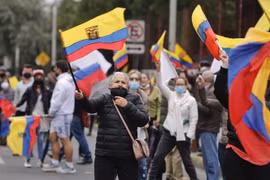 Biểu tình yêu cầu chính phủ giảm giá nhiên liệu tại Quito, Ecuador, ngày 18/6/2022. (Ảnh: AFP/TTXVN)