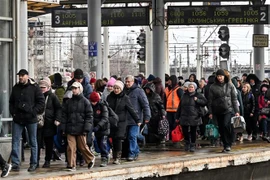 Người dân Ukraine sơ tán khỏi thủ đô Kiev ngày 5/3/2022. (Ảnh: AFP/TTXVN)