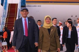 Tổng thống Cộng hòa Singapore Halimah Yacob và Phu quân tại Sân bay Quốc tế Nội Bài, Hà Nội. (Ảnh: Văn Điệp/TTXVN)