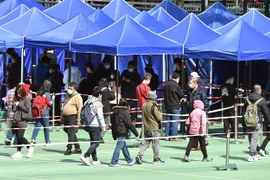 Người dân xếp hàng chờ xét nghiệm COVID-19 tại Hong Kong, Trung Quốc, ngày 25/2/2022. (Ảnh: THX/TTXVN)