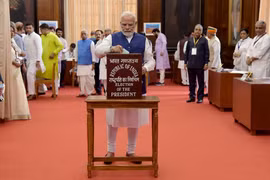Thủ tướng Narendra Modi bỏ phiếu tại Delhi để bầu Tổng thống thứ 15 của Ấn Độ. (Nguồn: indianexpress.com)