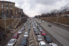 Các phương tiện nối đuôi nhau rời thủ đô Kiev, Ukraine, ngày 24/2/2022. (Ảnh: THX/TTXVN)