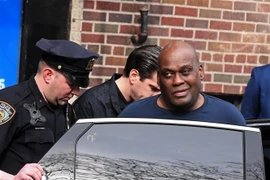 Cảnh sát New York áp giải Frank James, nghi phạm vụ xả súng tại nhà ga tàu điện ngầm ở quận Brooklyn (Mỹ) ngày 13/4/2022. (Ảnh: The New York Times/TTXVN)