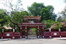 Trường Quốc Học luôn tự hào đã góp phần bồi đắp nên một nhân cách lớn, một bản lĩnh lớn, một lãnh tụ thiên tài cho dân tộc- Chủ tịch Hồ Chí Minh kính yêu. (Ảnh: Tường Vi/TTXVN)