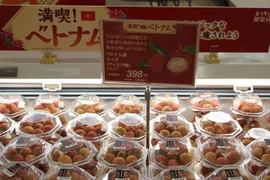 Vải thiều Việt Nam được bày bán tại siêu thị AEON Lake Town ở Saitama (Nhật Bản). (Ảnh: Đào Thanh Tùng/TTXVN)