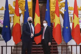 Phó Thủ tướng Lê Văn Thành đón Phó Chủ tịch điều hành Ủy ban châu Âu (EC) Frans Timmermans. (Ảnh: Lâm Khánh/TTXVN)