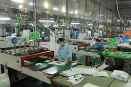 Công ty Cổ phần HAPLAST tại tỉnh Hưng Yên duy trì hoạt động sản xuất thích ứng với dịch COVID-19. (Ảnh: Vũ Sinh/TTXVN)
