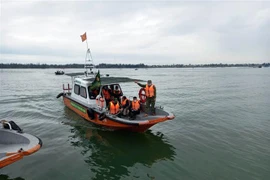 Tiếp tục tìm kiếm 2 nạn nhân còn mất tích trong vụ chìm canô du lịch tại vùng biển Cửa Đại. (Ảnh: Trần Tĩnh/TTXVN) 