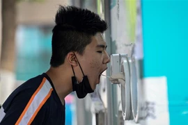 Nhân viên y tế lấy mẫu xét nghiệm COVID-19 cho người dân tại Bắc Kinh, Trung Quốc, ngày 16/6/2022. (Ảnh: AFP/TTXVN)