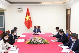 Thủ tướng Phạm Minh Chính điện đàm với ông Albert Bourla, Chủ tịch kiêm Giám đốc điều hành Công ty dược phẩm Pfizer. (Ảnh: Dương Giang/TTXVN)