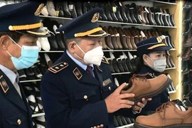 Lực lượng Quản lý thị trường Quảng Bình kiểm tra cửa hàng kinh doanh giày dép trên địa bàn thành phố Đồng Hới, Quảng Bình. (Ảnh: Võ Dung/TTXVN)