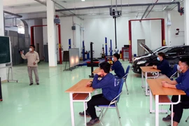 Các học viên khoa công nghệ ôtô được học lý thuyết và thực hành sư phạm ngay trong xưởng học. (Ảnh: Đại Nghĩa/TTXVN)