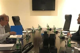 Trưởng đoàn đàm phán hạt nhân của Iran Ali Bagheri (phải) tại cuộc gặp với điều phối viên của EU Enrique Mora ở Doha, Qatar, ngày 28/6/2022. (Ảnh: AFP/TTXVN)