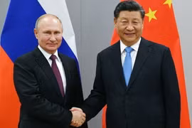 Tổng thống Nga Vladimir Putin và Chủ tịch Trung Quốc Tập Cận Bình chụp ảnh chung trước cuộc hội đàm tại Bắc Kinh. (Ảnh: AP)