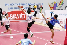 Pha tấn công của đội nữ Việt Nam trong trận gặp Lào. (Ảnh: Trần Việt/TTXVN)