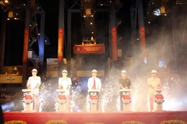 Các đại biểu thực hiện nghi thức phát lệnh làm hàng đầu xuân Nhâm Dần 2022. (Ảnh: Tiến Lực/TTXVN)