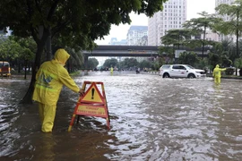 Mưa ngập tuyến phố Dương Đình Nghệ, Hà Nội. (Ảnh: Hoàng Hiếu/TTXVN)