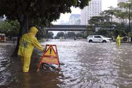 Mưa ngập tuyến phố Dương Đình Nghệ, Hà Nội. (Ảnh: Hoàng Hiếu/TTXVN)