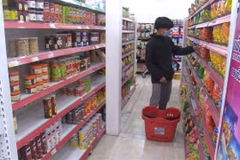 Người dân mua hàng tại một siêu thị ở thủ đô Vientian, Lào. (Ảnh: Phạm Kiên/TTXVN)