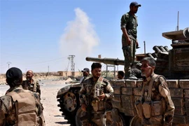Các lực lượng trung thành với Chính phủ Syria trong một chiến dịch tại tỉnh Deir Ezzor. (Ảnh: AFP/TTXVN)
