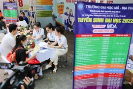 Thí sinh tìm hiểu thông tin tại gian tư vấn của trường Đại học Mỏ-Địa chất. (Ảnh: Thanh Tùng/TTXVN)