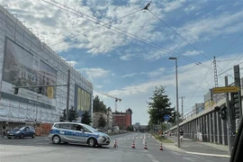 Cảnh sát phong toả đường Hauptstraße trước Nhà ga Ostkreuz. (Ảnh: Mạnh Hùng/TTXVN)