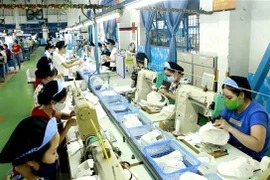 Công nhân làm việc tại Công ty Cổ phần giày Vĩnh Yên, Vĩnh Phúc. (Ảnh: Hoàng Hùng/TTXVN)