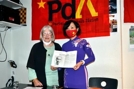 Đại sứ Lê Linh Lan và Chủ tịch danh dự của Đảng Lao động Thụy Sĩ bà Anjuska Weil tại Lễ kỷ niệm 75 năm Ngày Việt Nam tuyên bố độc lập, tháng 9/2020. (Ảnh: Tố Uyên/TXVN)