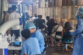 Người dân xếp hàng chờ xét nghiệm COVID-19 tại Seoul, Hàn Quốc ngày 2/8/2022. (Ảnh: Yonhap/TTXVN)