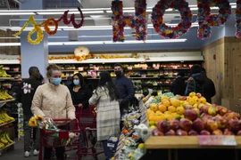 Người dân mua sắm tại một cửa hàng ở New York. (Ảnh: THX/TTXVN)