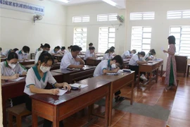 Thí sinh dự thi môn Ngữ văn Kỳ thi tốt nghiệp THPT năm 2022 tại thành phố Vị Thanh, Hậu Giang. (Ảnh: Hồng Thái/TTXVN)