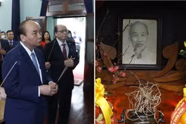Chủ tịch nước Nguyễn Xuân Phúc dâng hương tưởng niệm Chủ tịch Hồ Chí Minh tại Nhà 67. (Ảnh: Thống Nhất/TTXVN)