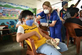 Nhân viên y tế tiêm vaccine phòng COVID-19 cho trẻ em tại Taguig, Philippines. (Ảnh: AFP/TTXVN)