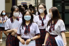Các thí sinh tại điểm thi Trường Trung học Phổ thông Lê Quý Đôn, quận 3, TP.HCM hoàn thành môn thi cuối ngày 8/7. (Ảnh: Hồng Giang/TTXVN)