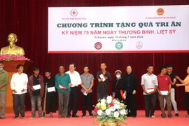Nguyên Chủ tịch nước Trương Tấn Sang và Nguyên Bí thư Trung ương Đảng, nguyên Trưởng ban Dân vận Trung ương Hà Thị Khiết tặng quà cho các gia đình chính sách huyện Vị Xuyên. (Ảnh: Minh Tâm/TTXVN)