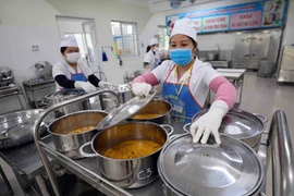 Huy động phụ huynh tham gia giám sát an toàn thực phẩm trong trường học.(Ảnh: Thanh Tùng/TTXVN)