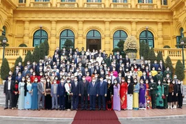 Chủ tịch nước Nguyễn Xuân Phúc gặp mặt cán bộ y tế tiêu biểu toàn quốc. (Ảnh: Thống Nhất/TTXVN)