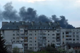 Khói bốc lên tại thành phố Lviv, trong xung đột Nga-Ukraine, ngày 3/5/2022. (Ảnh: AFP/TTXVN)